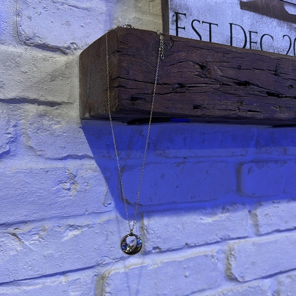 Elegant Gold metal necklace - Picture 3 of 3